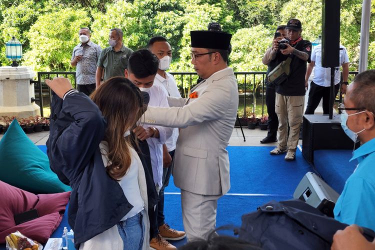 Gubernur Jawa Barat Ridwan Kamil saat mengukuhkan 108 ambasador pariwisata di Gedung Sate, Kota Bandung, Jawa Barat, Selasa (21/6/2022).