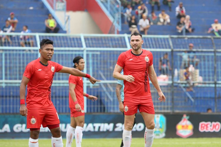 Pemain Persija Jakarta Tony Sucipto dan Marko Simic saat melawan Persela Lamongan pada babak penyisihan grup B Piala Gubernur Jatim 2020 yang berakhir denna skor 4-1 di Stadion Kanjuruhan Malang, Jawa Timur, Selasa (11/02/2020) sore.