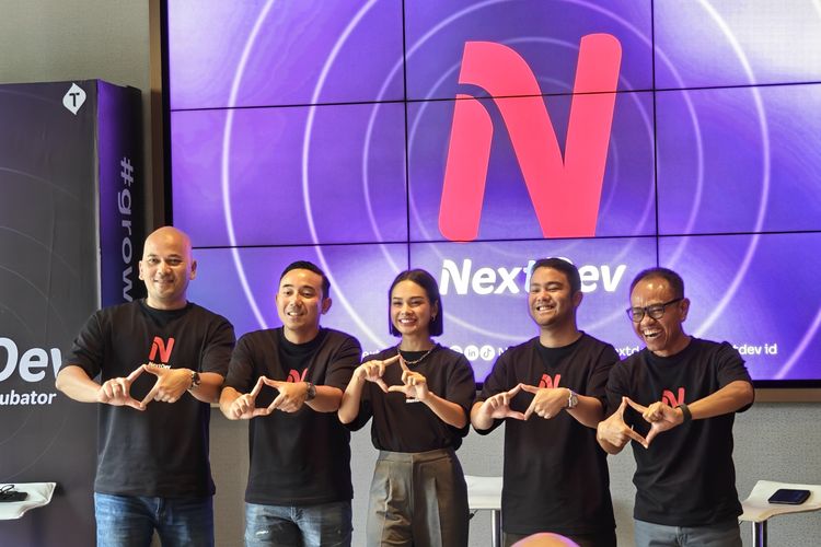 Vice President Corporate Communications and Social Responsibility Telkomsel, Saki H. Bramono (kedua dari kiri) mengumumkan terselenggaranya program inkubasi startup NextDev ke-9 di Urban Forest, Jakarta Selatan, Selasa (7/11/2023).