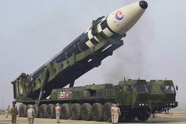 Foto yang didistribusikan oleh pemerintah Korea Utara ini menunjukkan apa yang dikatakan sebagai rudal balistik antarbenua (ICBM) Hwasong-17 sebelum uji tembak, di lokasi yang dirahasiakan di Korea Utara pada 24 Maret 2022. 