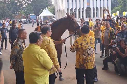 Pakai Batik Kuning, Prabowo Disambut Kuda Ketika Datang ke Markas Golkar