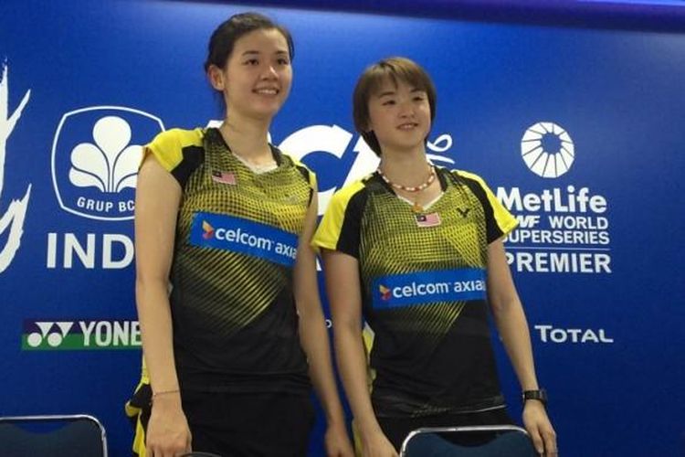 Pasangan ganda putri Malaysia, Vivian Kah Mun Hoo/Khe Wei Woon, tampak semringah pada acara jumpa pers BCA Indonesia Open, Kamis (2/6/2016).