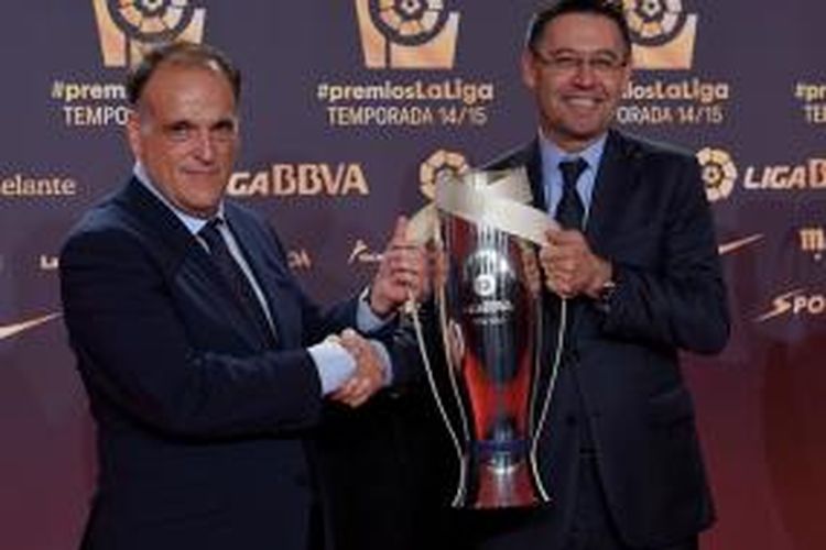 Presiden Barcelona, Josep Bartomeu (kanan), menerima penghargaan Tim Terbaik Tahun Ini dari Presiden LFP, Javier Tebas, Senin (30/11/2015). 