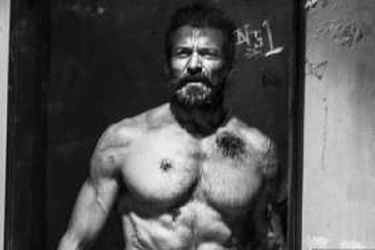 Hugh Jackman tampil sebagai Logan yang mulai kehilangan kemampuan menyembuhkan diri.