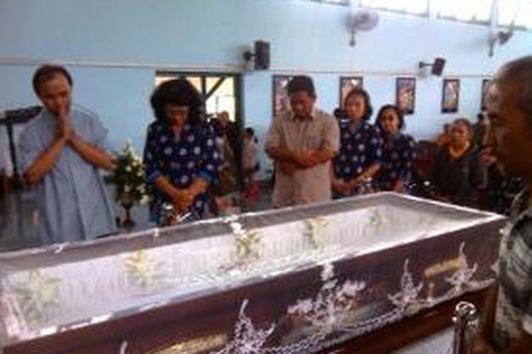 para umat saat mendoakan jenazah Uskup Agung Semarang Mgr Johanes Pujasumarta di Kapel Santo Paulus Seminari Tinggi Kentungan 