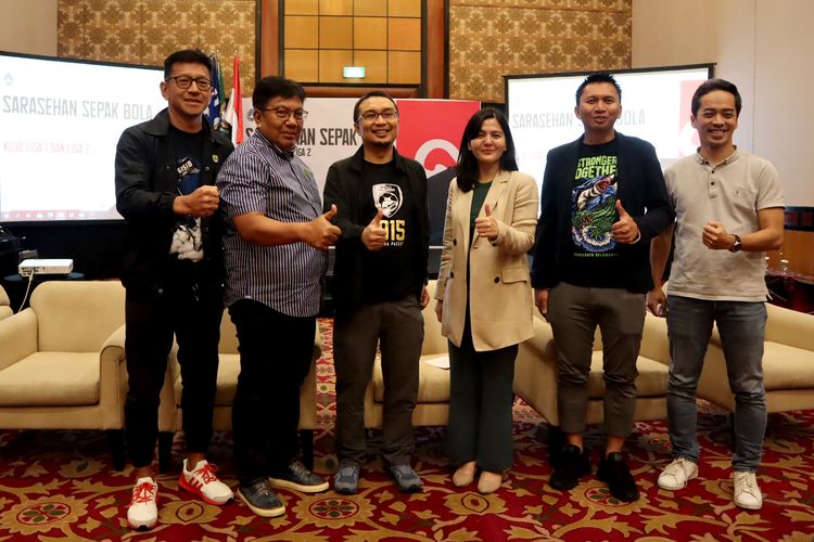 Teddy Tjahjono, Gede Widiade, Sadikin Aksa, Ratu Tisha, Azrul Ananda, Bima Sinung foto bersama seusai preskon Sarasehan Sepak bola di Sheraton Hotel Surabaya, Sabtu (4/3/2023) sore.
