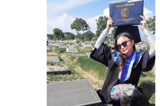 Viral Foto Wisudawan ITS di Makam Orangtua, Begini Kisah Sebenarnya