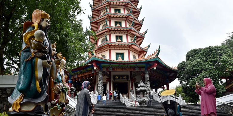 Sejumlah wisatawan berkunjung di Pagoda Avalokitesvara Buddhagaya, Watugong, Semarang, Jawa Tengah, Jumat (1/12/2017). Selain sebagai tempat ibadah umat Buddha, pagoda setinggi 45 meter dengan tujuh tingkat tersebut juga menjadi salah satu destinasi wisata favorit di Semarang, baik bagi wisatawan lokal maupun mancenegara. 