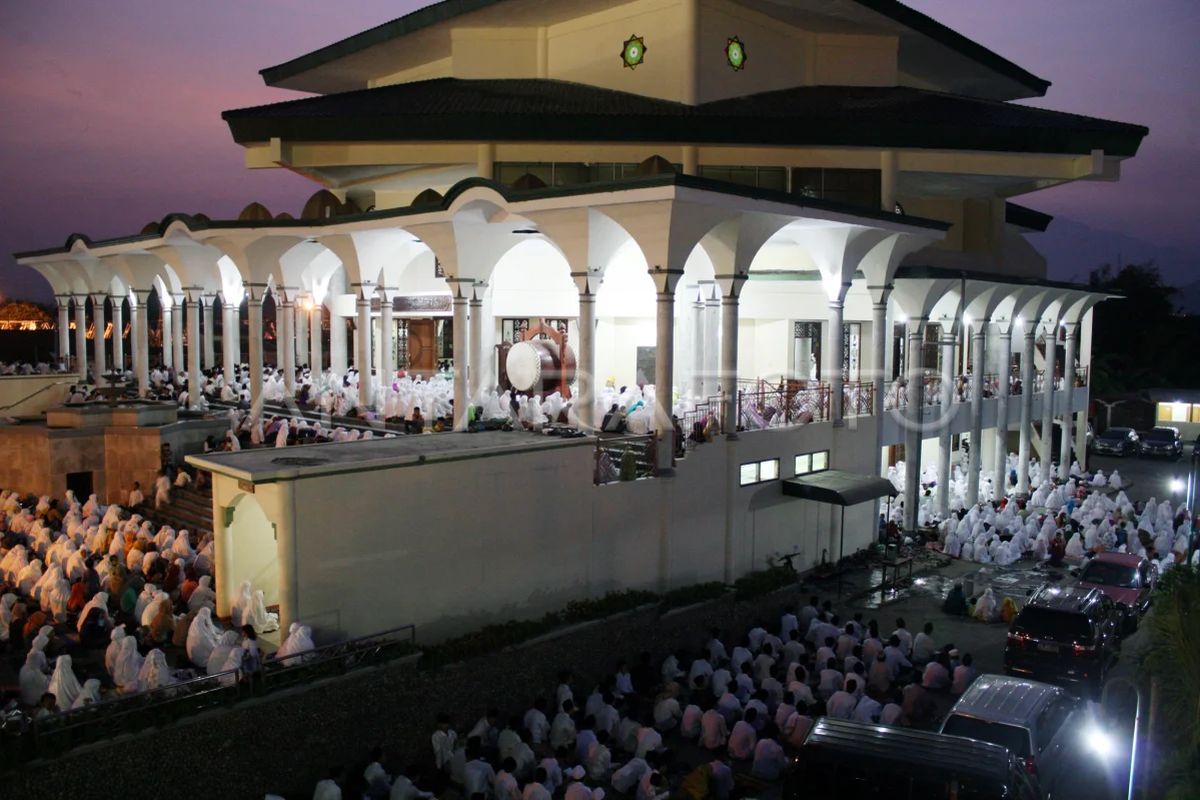 Masjid Agung Kota Kediri adalah sebuah masjid yang berlokasi di Jalan Panglima Sudirman, No. 160, Kota Kediri, Jawa Timur dan didirikan pertama kali pada tahun 1771. 