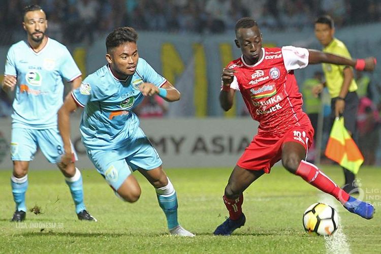 Laga Persela Lamongan vs Arema FC berlangsung di Stadion Surajaya, 16 November 2018. 