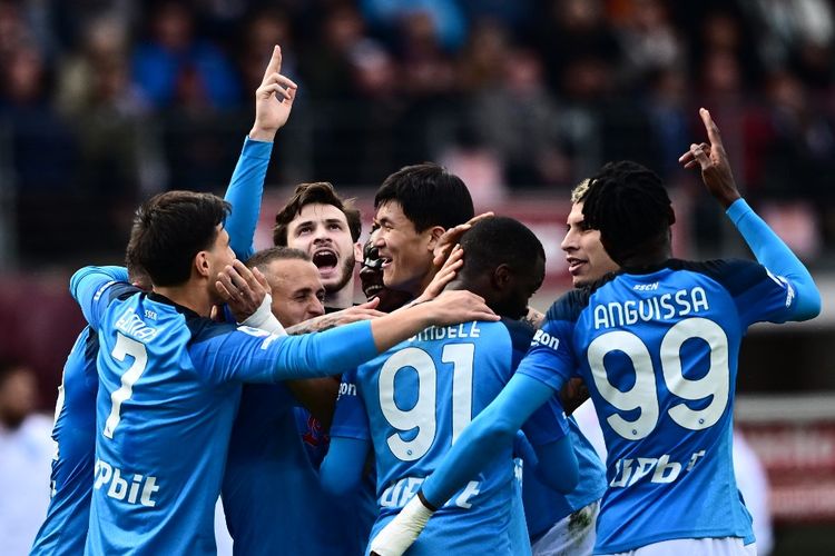 Napoli melesatkan empat gol saat bertandang ke markas Torino pada Minggu (19/3/2023) untuk kian menegaskan status mereka sebagai calon juara Liga Italia. Terkini, Napoli berhasil mengalahkan Juventus dan tinggal membutuhkan tambahan empat poin untuk mengunci gelar juara Liga Italia musim ini.