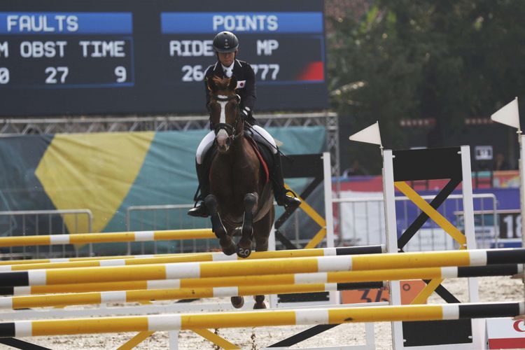 Aksi ketangkasan berkuda atlet asal Jepang Tomonaga Natsumi melewati rintangan saat bertanding di cabang olahraga Modern Pentathlon Asian Games ke-18 Tahun 2018 di SMA Adria Pratama Mulya, Tigaraksa, Kabupaten Tangerang, Banten, Jumat (31/8/2018). Para atlet mendapatkan kuda secara random pada cabang olah raga ini.