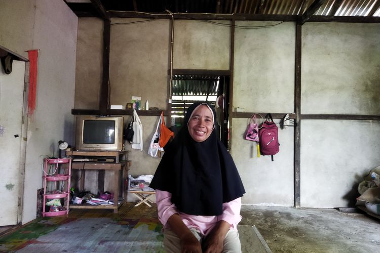 Potret Rita (44), salah satu anggota satuan tugas satuan tugas (satgas) perlindungan perempuan dan anak (PPA) di desanya, di Kecamatan Teluk Keramat, Kabupaten Sambas, Provinsi Kalimantan Barat, Senin (27/8/2023).