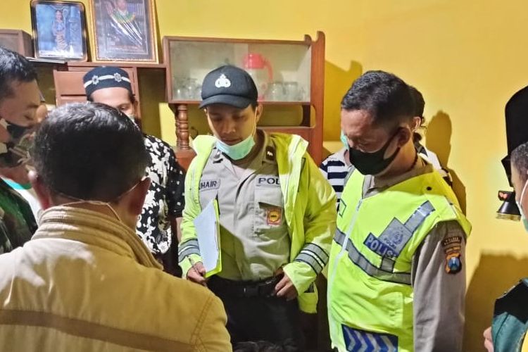 Petugas kepolisian memeriksa jasad bocah asal Desa Sendangrejo, Kecamatan Dander, Kabupaten Bojonegoro, korban meninggal tersambar petir di tengah sawah 