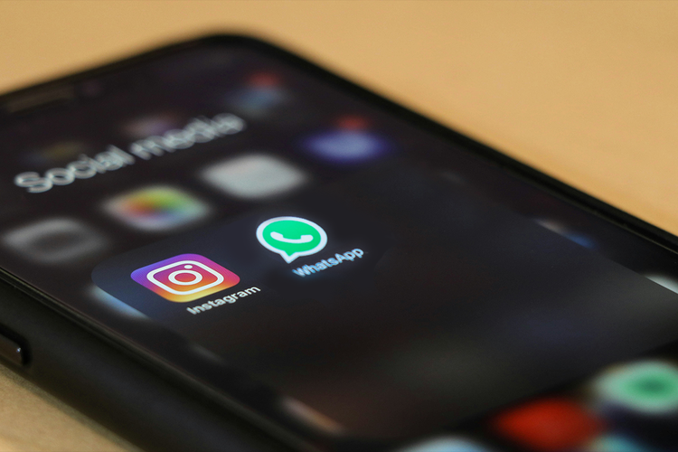 Cara menghubungkan pembaruan status WhatsApp ke Instagram Story.