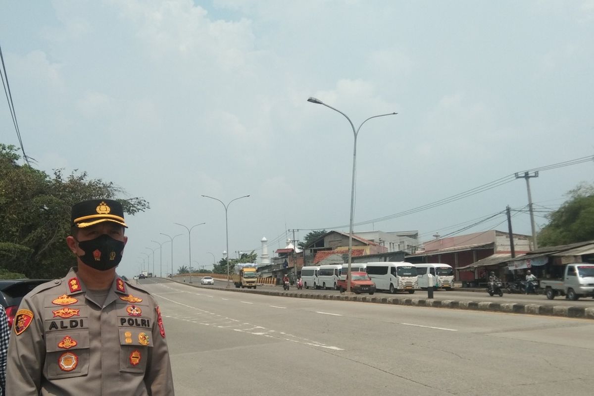 Kapolres Karawang AKBP Aldi Subartono saat mengecek kesiapan jalur mudik di Jalan Lingkar Luar Karawang, Senin (11/4/2022).