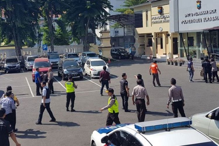 Kembali terdengar ledakan di Mapolrestabes Surabaya dari jarak sekitar 300 meter dari lokasi, Senin (14/5/2018) pukul 10.07 WIB.