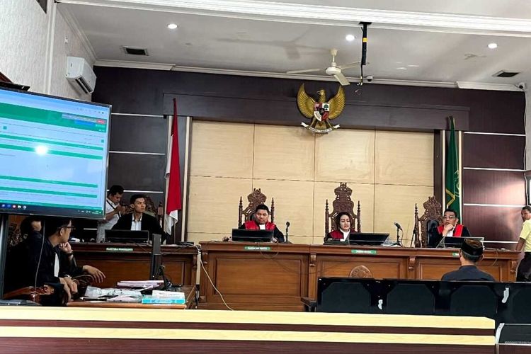 Sidang Perdana Kades Majasetra yang Kampanyekan Caleg, Berakhir Ricuh