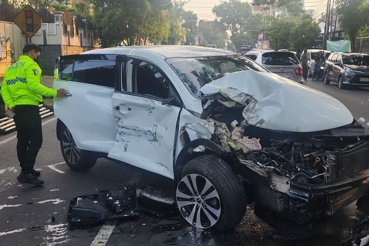 Kondisi mobil KIA Sportage ringsek parah pada bagian depan usai terlibat kecelakaan dengan truk Mitsubishi pengangkut tebu di  Jalan Sunandar Priyo Sudarmo, Kecamatan Blimbing, Kota Malang, Minggu (13/4/2025) pagi. 