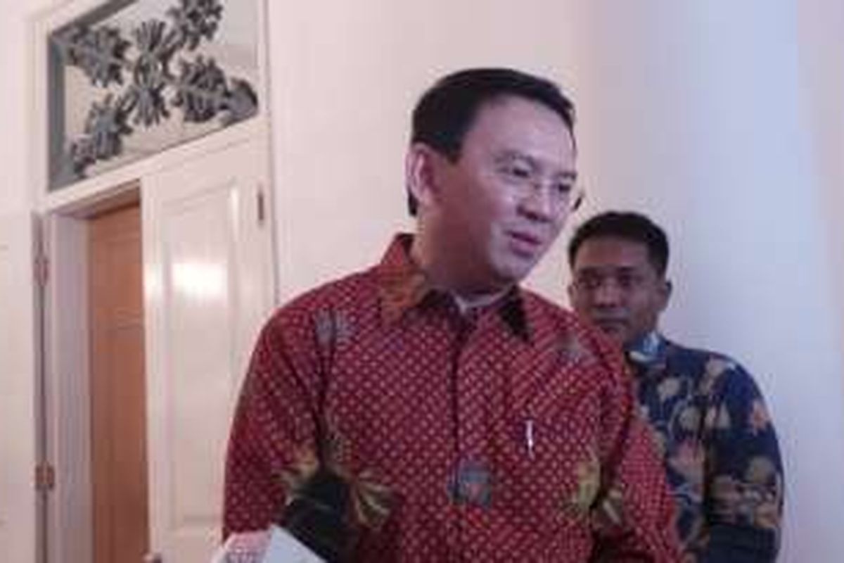 Gubernur DKI Jakarta Basuki Tjahaja Purnama saat melakukan wawancara dengan wartawan, di Balai Kota DKI Jakarta, Kamis (4/8/2016).