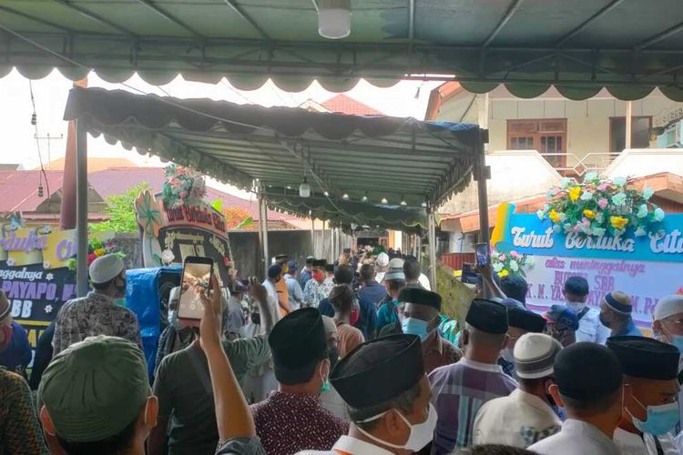 Upacara pelepasan almarhum Bupati Yasin Payapo dihadiri ratusan pejabat Pemkab dan juga keluarga di rumah duka di kawasan Galunggung, Ambon, Senin pagi (2/8/2021)