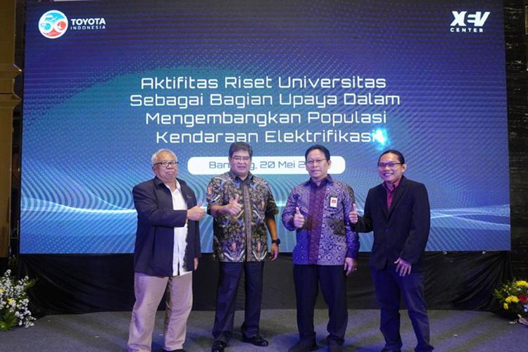 Peneliti teknik tenaga kelistrikan dari Institut Teknologi Bandung (ITB) Agus Purwadi dalam seminar nasional yang digelar di Bandung, Jawa Barat, Jumat (20/5/2022).