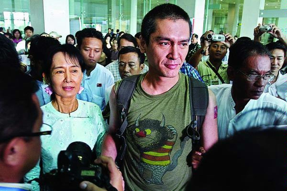 Tokoh demokrasi Myanmar, Aung San Suu Kyi (kiri), menjemput langsung putranya, Kim Aris, yang sudah berusia 33 tahun di bandara internasional Yangon, Myanmar, Selasa (23/11). Keduanya tidak pernah bertemu dalam 10 tahun terakhir.