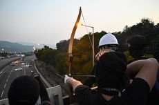 Hadapi Polisi, Pelajar Hong Kong Mempersenjatai Diri dengan Panah dan Tombak