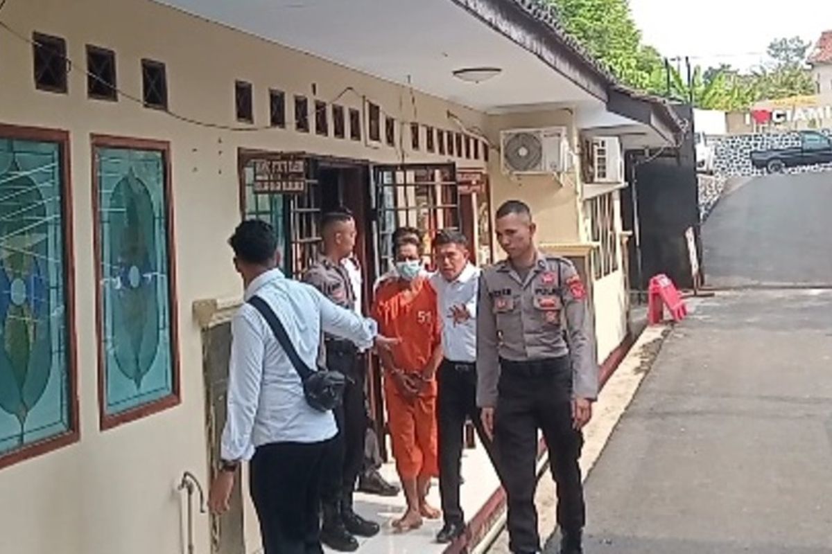 Tersangka mutilasi, Tarsum dibawa dari ruang tahanan untuk menjalani pemeriksaan kejiwaan di ruang Kasatreskrim Polres Ciamis, Senin (6/5/2024) siang.
