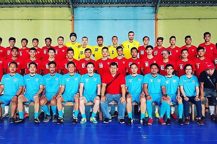 Pelatih Kensuke Takahashi bersama pemain seleksi timnas futsal pada hari perdana seleksi, Sabtu (25/8) di Jogokaryan Futsal Yogyakarta.
