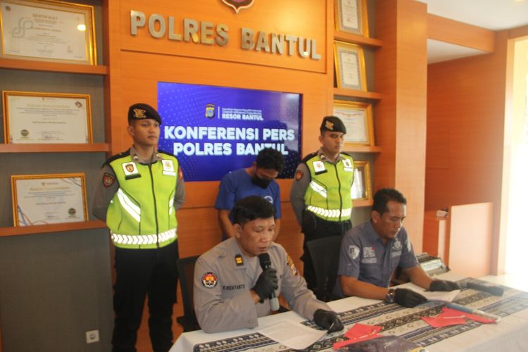 Pelaku penganiayaan menggunakan cula ikan pari saat jumpa pers di Mapolres Bantul, Jumat (24/10/2025)