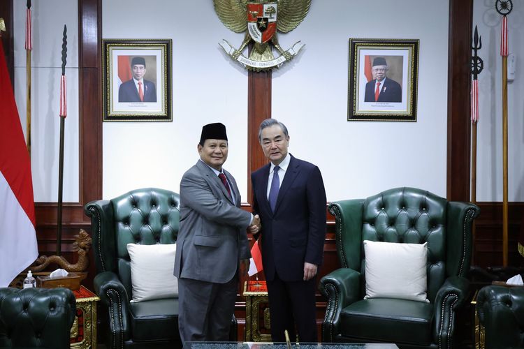 Menteri Pertahanan RI Prabowo Subianto menerima kunjungan kehormatan Menteri Luar Negeri China Wang Yi di Kantor Kemenhan, Jalan Merdeka Barat, Jakarta Pusat, Kamis (18/4/2024).