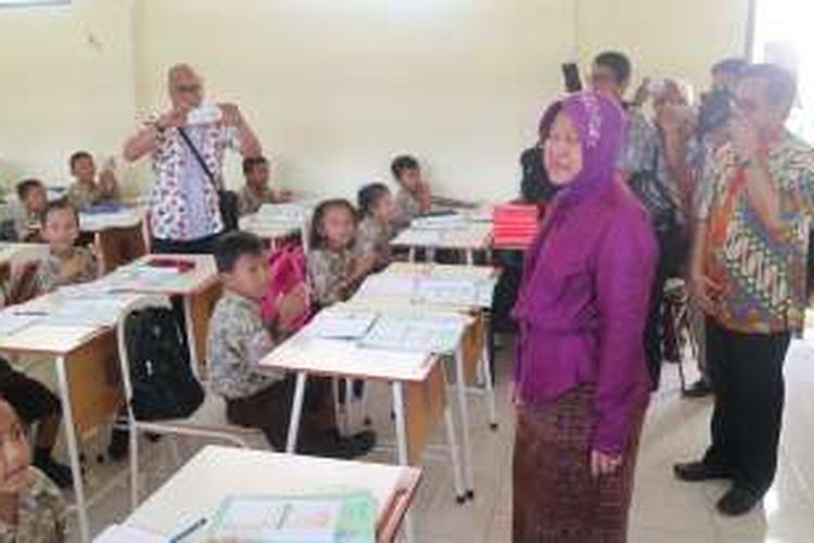 Wali Kota Surabaya Tri Rismaharini meninjau kelas SMP Negeri 58 Surabaya, Jumat (6/1/2017).