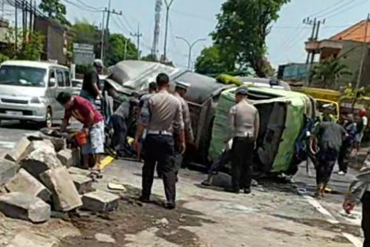 Kecelakaan beruntun yang melibatkan 6 kendaraan terjadi di jalir Surabaya-Malang, tepatnya di Desa Sumber Gedang, Kecamatan Pandaan, Kabupaten Pasuruan, Jawa Timur, Sabtu (11/10/2025) 