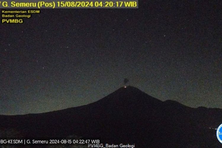Gunung Semeru erupsi dengan letusan setinggi 500 meter di atas puncak pada Kamis (15/8/2024) pukul 04.19 WIB.