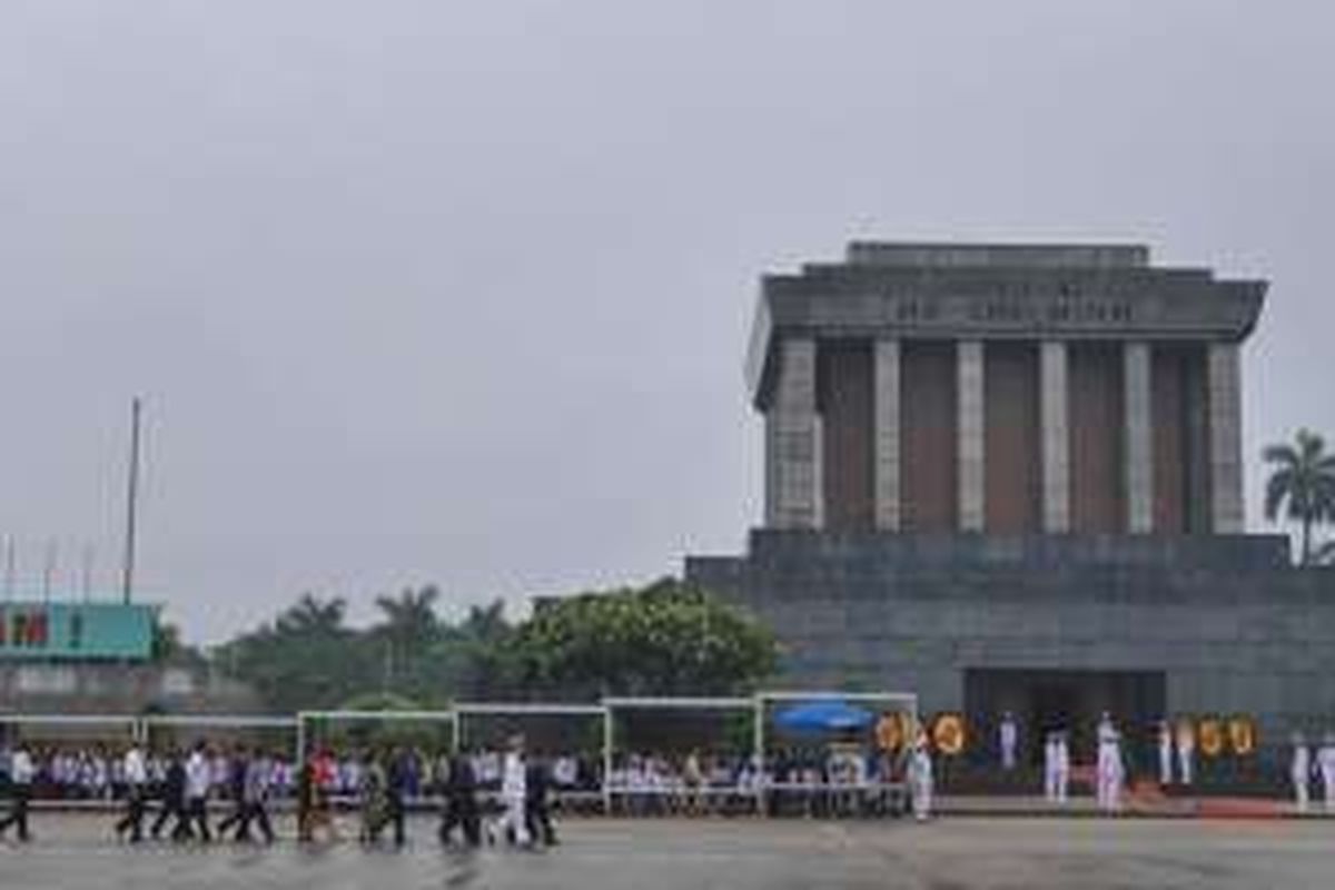 Mausoleum Ho Chi Minh terletak di tengah Lapangan Ba Dinh, Kota Hanoi, Vietnam.