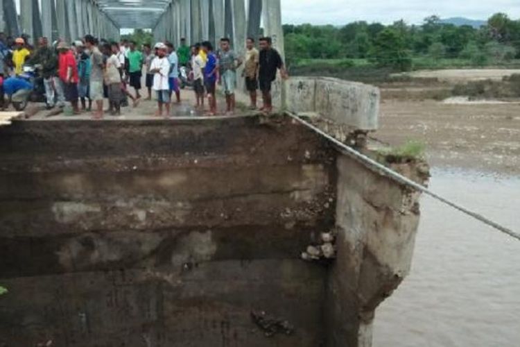 Kondisi jalan raya di ujung jembatan Oemanu, Desa Ponu, Kecamatan Biboki Anleu, Kabupaten Timor Tengah Utara (TTU), NTT yang ambrol.