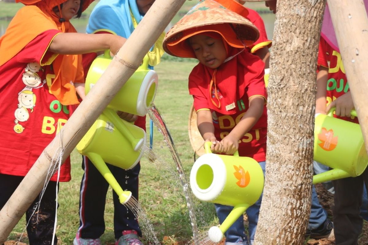 Anak-anak Little Bee School Lippo Cikarang, SDN 01 Cicau dan SDN 02 Cicau saat melakukan penanaman pohon dan edukasi sampah plastik, Rabu (25/9/2019) di Central Park Meikarta, Cikarang.