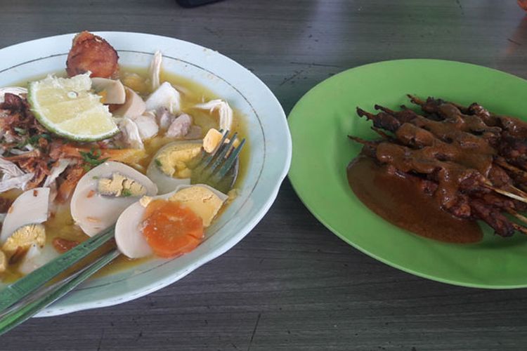 Soto banjar, kuliner khas kota Banjarmasin, Kalimantan Selatan dan sate ayam.
