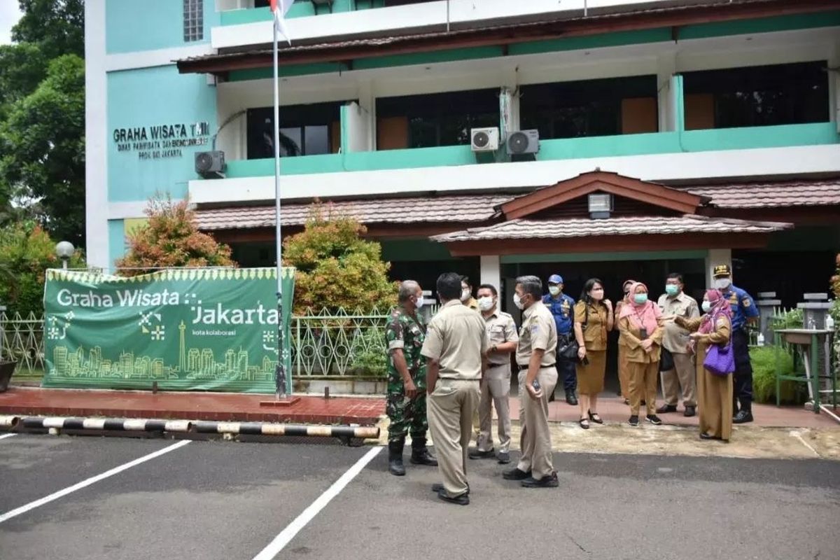 Pemerintah Kota Jakarta Timur menyiapkan dua tempat isolasi terkendali untuk mengantisipasi lonjakan kasus Covid-19 , yakni di Graha Wisata TMII dan Gedung Puri Adhyaksa.