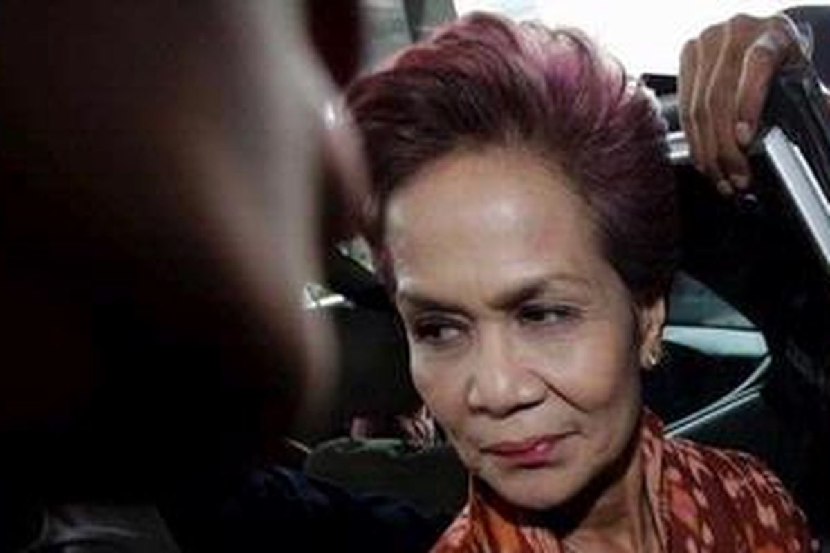 Tersangka Miranda Goeltom di gedung Komisi Pemberantasan Korupsi (KPK), Jakarta, saat datang untuk menjalani pemeriksaan pertama sebagai tersangka dalam kasus suap pemilihan Deputi Gubernur Senior Bank Indonesia 2004, Jumat (1/6/2012). Usai diperiksa, Miranda ditahan di ruang tahanan KPK.