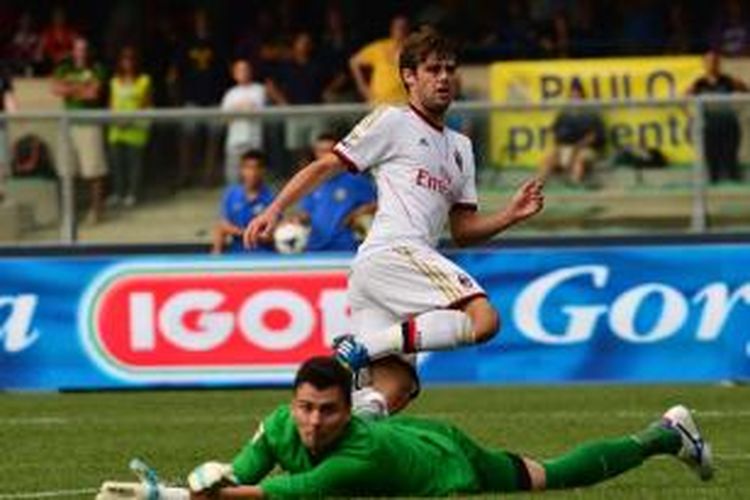 Gelandang AC Milan, Andrea Poli, mencetak gol saat melawan Verona dalam laga perdana Serie-A, Sabtu (24/8/2013). 