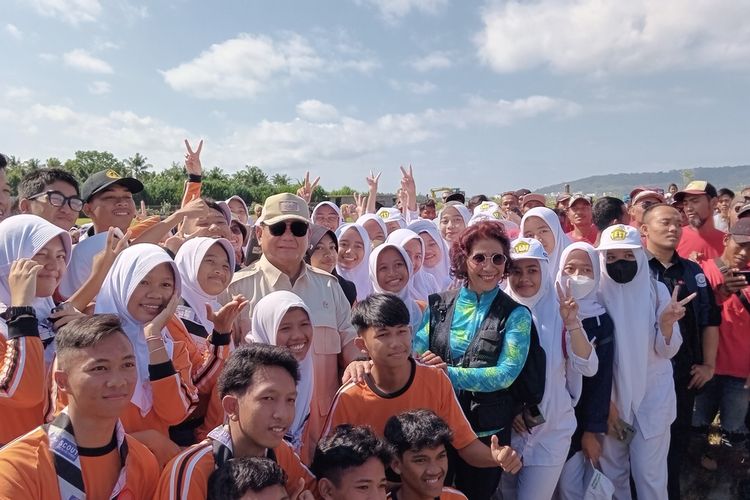 Menhan Prabowo Subianto dan Susi Pudjiastuti foto bersama pelajar dan warga saat berkunjung ke Pangandaran, senin (17/7/2023).