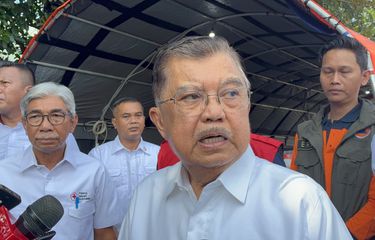 Ketua PMI Jusuf Kalla seusai meninjau gudang logistik PMI di Lanud Halim Perdanakusuma, Jakarta, Senin (1/12/2025).