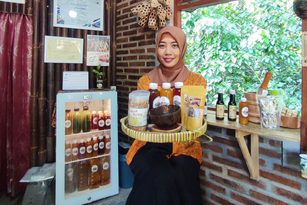 Dwi Kuntari pemilik Jamu Deka