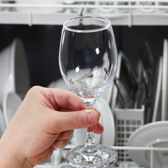 Ilustrasi gelas kaca dicuci dengan mesin pencuci piring.