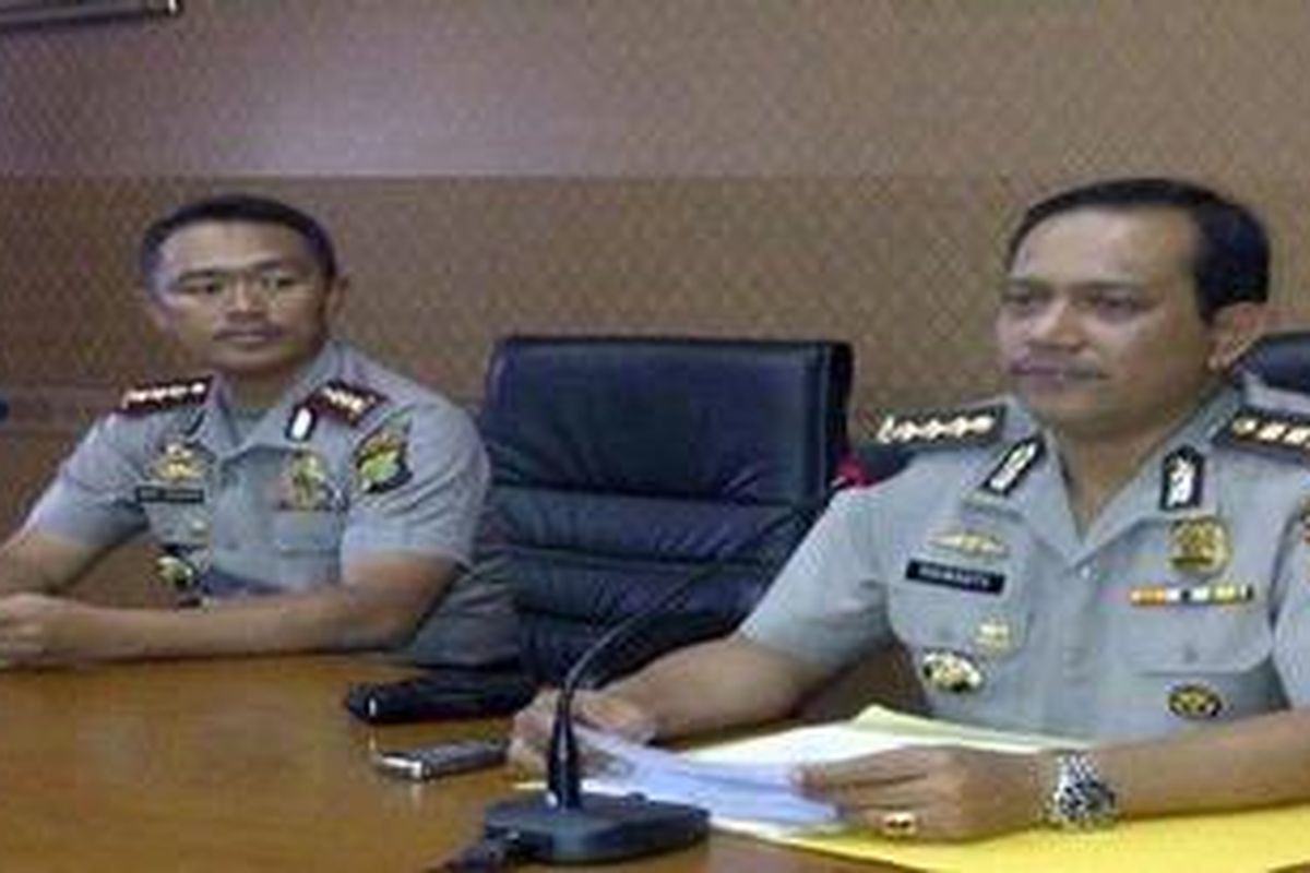 Kabid Humas Polda Metro Kombes Rikwanto (kanan).