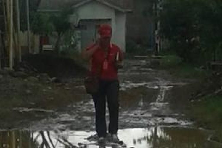 Petugas Telkom Melakukan Penawaran IndiHome di Pinggiran Kota Gowa Sulawesi Selatan