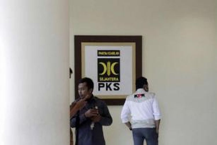 Penyidik Komisi Pemberantasan Korupsi (KPK) melakukan pemeriksaan di kantor DPP Partai Keadilan Sejahtera (PKS), Jalan TB Simatupang, Jakarta Selatan, Rabu (15/5/2013). Kedatangan KPK untuk menyita enam mobil yang diduga terkait kasus korupsi impor daging sapi.
