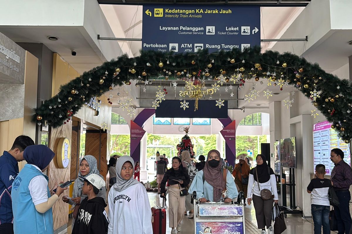 Suasana Stasiun Gubeng Surabaya, saat libur Nataru, Jumat (3/1/2025).